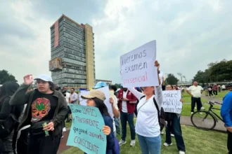 profesores-alumnos-y-aspirantes-universitarios-marchan-para-exigir-transparencia-y-justicia-en-examen-de-admision_ad81f183-4e5f-4109-af77-e915bb0ea51d_media