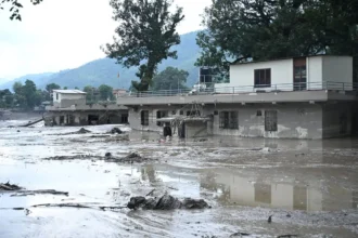 al-menos-95-muertos-y-cientos-de-desaparecidos-entre-ellos-turistas-por-inundaciones-en-nepal-y-china_f1e6b196-6988-4f54-936e-e432e85cbc0c_media